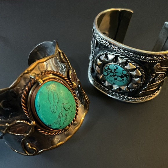 Pair of statement cuff bracelets - Picture 5 of 12